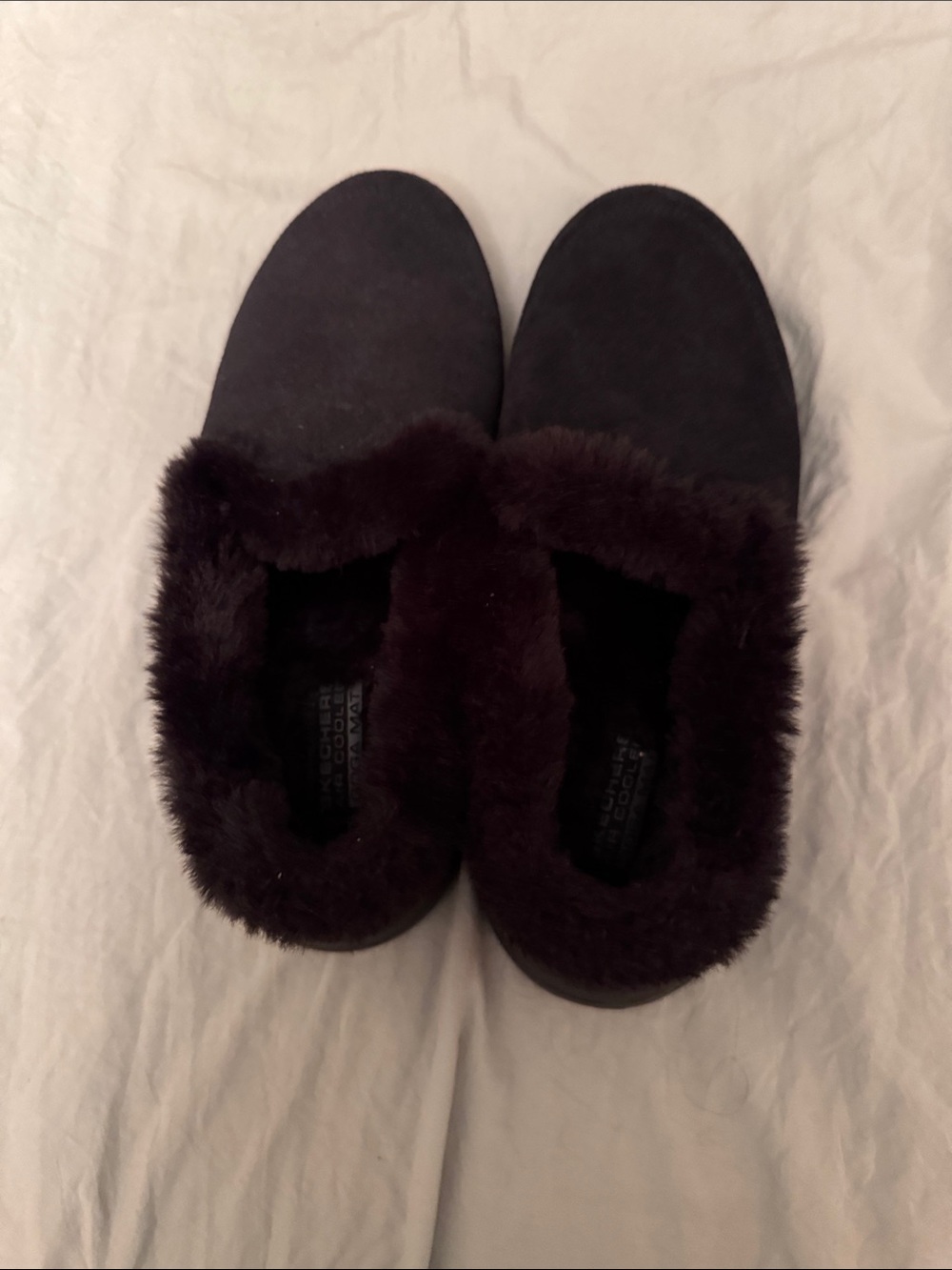 Cozy Faux-Fur Lined Slip-On Women's Slippers - black